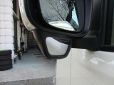 【サイドアンダーミラー】安全確認がしづらい助手席下側の視界をサポート。左折時の安全性を高めています。