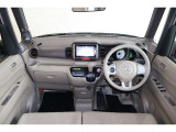 操作性に優れた運転席となります!小物入れや各ボタンの配置にこだわり、使いやすいです!座り心地もよく視認性も良好なのでロングドライブもお任せ下さい!