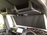 サンシェード内臓大型ルーフコンソールをオプション装備しています。停車時に使える日差しカットのサンシェードと、ティッシュ取り出し口がつくなど多様な収納ボックスがセットになった便利なルーフコンソールです。