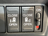 【両側パワースライドドア】スマートキーや運転席のスイッチで後席両側スライドドアの開閉が可能♪電動だから力を入れてドアを開ける必要が無く、小さなお子様でも簡単に開け閉めでき快適です♪