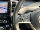 走行中でもハンドルから手を離すことなくオーディオの操作ができるステアリングスイッチ付き。