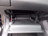 【室内収納】グローブボックスは奥行きがあり、日常品や車検証、その他の収納に便利です!