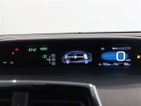 とっても見やすいメーターです。夜間時はラグジュアリーな気分にさせてくれる照明が魅力ですので、夜のドライブも楽しみになりますよ♪