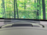 【ヘッドアップディスプレイ】現在の速度や走行情報をデジタル表示で運転席前方のガラスに投影!運転中、目線をずらさず必要な情報を確認できるのでとっても便利で安心!