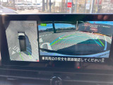 アラウンドビューモニターです。4つのカメラからの映像を合成・処理することで空から見下ろすような視点で周囲を確認でき、駐車時のクルマの位置確認がスムーズになります。