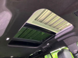 スライディングパノラミックルーフ 後部座席までしっかり開閉します。この装備があるだけで室内の解放感が上がり素敵なドライブを存分にお楽しみいただけます。