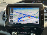 日産純正10インチメモリーナビ(MM520D-L)装備。NissanConnectマイカーアプリ対応、オペレーター通話や音声対話検索にも対応、HDMI入力やBL再生など多彩なメディアに対応。無料地図更新付き。