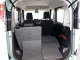 バックドアを上げた状態です。シートを倒せば荷室のスペースが広くなります!用途に合わせて快適な室内を!