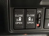 【両側パワースライドドア】両側がパワースライドドアになっており、運転席のスイッチやスマートキーでも開閉が可能です!開口部も広いので乗り降りも楽々♪