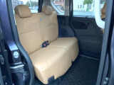 後部座席も気になるようなキズ・汚れやへたり等、大きなダメージはなく、良好な状態です。