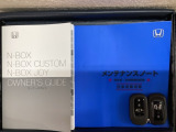スマートキーは鍵をバッグに入れたままでもドアロックの開閉やエンジンのON・OFFができます。夜間や雨の日も鍵を探さなくて良いので便利です。