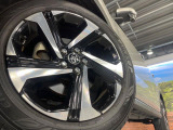 【純正17インチアルミホイール】外観にマッチした純正アルミホイールを装着しております。各種社外アルミホイールや、スタッドレスタイヤも取扱いしております。是非ご相談ください♪