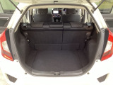 ラゲッジも広く使いやすいトランクは、開口部も広く荷物の積み下ろしもしやすいお車となっております。リアシートの背もたれは6:4の割合で分割して可倒できるので、長いお荷物などを載せることもできます。