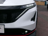 LEDヘッドランプは、シャープな白色光による優れた視認性を実現。シグネチャーLEDポジションランプも点灯します。