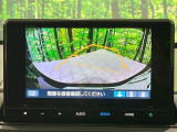【バックカメラ】駐車時に後方がリアルタイム映像で確認できます。大型商業施設や立体駐車場での駐車時や、夜間のバック時に大活躍!運転スキルに関わらず、今や必須となった装備のひとつです!