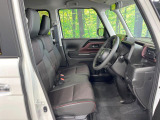 運転席まわりには十分なスペースがあり、大柄な方でもゆったり運転していただける環境です。