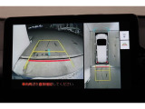 前後左右のカメラの映像を合成し、車を上から見たような視点のパノラミックビューモニター。後方の死角だけでなく左右や前方の障害物の発見もしやすくなります。
