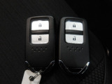 スマートキー付!キーを取り出さなくてもドアロックの施錠・開錠、エンジンの始動が出来ます!雨の日や荷物の多い日にとても便利ですね♪