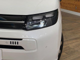 【LEDヘッドライト】悪天候や夜間走行時も良好な視界を確保し安心して運転できる高輝度LEDヘッドライトを装備!点灯速度が早く、消費電力も抑えられています。