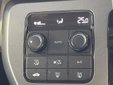 【オートエアコン】一度お好みの温度に設定すれば、車内の温度を検知し風量や温度を自動で調整。暑い&hellip;寒い&hellip;と何度もスイッチ操作をする必要はありません。快適な車内空間には必須の機能ですね♪