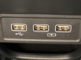 セレクトレバーの下に、スマートフォンなどの充電可能なUSB端子が2個、音源などの外部入力の可能なUSB端子が1個ついています。移動中に充電もできるので便利です。