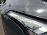 【IQ.LIGHT】 対向車や先行車のドライバーを眩惑することなく、前方の路面と路肩を広範囲に明るく照らすことができるマトリックスLEDヘッドライトを装備。快適なドライブをアシストします。
