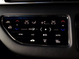 【左右独立オートエアコン】左右席で独立温度コントロールが可能です。運転席はキンキンに冷やして助手席はマイルドにと言った設定が可能です☆暑さ寒さでケンカすることもなくなりますね♪