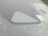 【プリクラッシュセーフティ】前方の車両等を検知し、衝突しそうな時は警報で注意を促し、ブレーキを踏む力をサポート。ブレーキを踏めなかった場合は衝突被害軽減ブレーキが作動、衝突回避をサポートします。