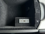 【アクセサリーソケット(電源ソケット)】電源からケーブルをつなげば、スマートフォンなどの電子機器の充電などを行うことができます。ゲーム機器や、カメラの充電にも便利ですね。