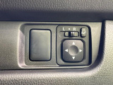 【電動格納ミラー】サイドミラーは電動格納式となっており、狭い駐車場でもキズがつくリスクを抑えられます。
