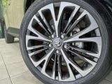 【純正18インチアルミホイール】外観にマッチした純正アルミホイールを装着しております。各種社外アルミホイールや、スタッドレスタイヤも取扱いしております。是非ご相談ください♪