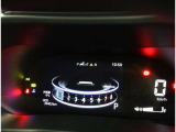 とっても見やすいメーターです。夜間時はラグジュアリーな気分にさせてくれる照明が魅力ですので、夜のドライブも楽しみになりますよ♪