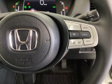 ハンドルにHondaセンシング系のクルーズコントロールやレーンキープアシストなどの操作スイッチが装備されています。ハンドルから手を離さず安全に操作できます。