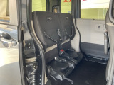 後部座席の座面を跳ね上げて固定すると、背の高い荷物を積むときにとても便利です♪