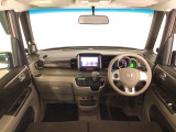 【前方視界】開放的な前方視界!運転がしやすく疲れにくいです♪窓が大きく、見通しがとっても良いおクルマですよ♪