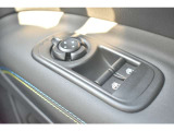 運転席側ドアの内側スイッチでドアミラーの角度の調整が可能です。