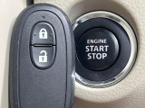 【キーレススタートシステム】カバンやポケットに入れたままでもドアの施錠・解錠が可能なスマートキーを装備。エンジンのオン・オフ時もカギを取り出す必要が無いからとっても便利です♪