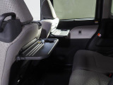 後席には折り畳み式のテーブルが装備されています。車内での軽食のときに便利ですね。