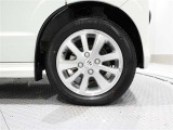 純正のアルミホイールを装備しております。タイヤサイズは165/60R14です。