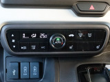 エアコンフルオートエアコンを装備しています。USBジャックは3個。充電機能もあります。