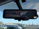 インテリジェントルームミラーは、車両後方のカメラ映像をミラー面に映し出すので、同乗者や積み荷などの車内状況や、天候などに影響されずいつでもクリアな後方視界が得られます。