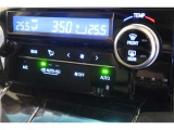 デュアルオートエアコンは運転席と助手席で温度を変えることができるので、熱い寒いでの争いは無くなります^^)これは便利!