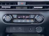 オートエアコン搭載車です。風量を自動で調節します。