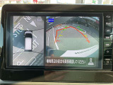 アラウンドビューモニターです。4つのカメラからの映像を合成・処理することで空から見下ろすような視点で周囲を確認でき、駐車時のクルマの位置確認がスムーズになります。