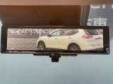 車両後方のカメラ映像をミラー面に映し出すので車内の状況や天候に左右されず後方視界を得られます。