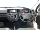 運転席周りのレイアウトをご覧ください。ナビゲーションが綺麗に装着されすっきり収まってますね!