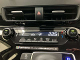 オートエアコン付きです。設定した温度に常に保ってくれます。快適なドライブをお楽しみください。