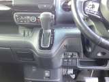 自然に手が届き、操作性の良いインパネシフトに、パーキングブレーキは、フットブレーキタイプなので、運転席と助手席の間はすっきりしています。