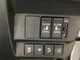 両側電動スライドドアは運転席から操作ができるよう、操作スイッチが付いています。Hondaセンシング用のVSA(ABS+TCS+横滑り抑制)解除と路外逸脱抑制機能のオンオフスイッチなどがあります。