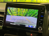 【バックカメラ】駐車時に後方がリアルタイム映像で確認できます。大型商業施設や立体駐車場での駐車時や、夜間のバック時に大活躍!運転スキルに関わらず、今や必須となった装備のひとつです!